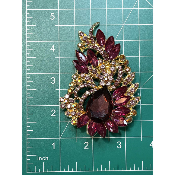 NWOT Purple Crystal Rhinestone Flower Brooch Pin Gold Tone Plated Jewelry - Picture 3 of 3
